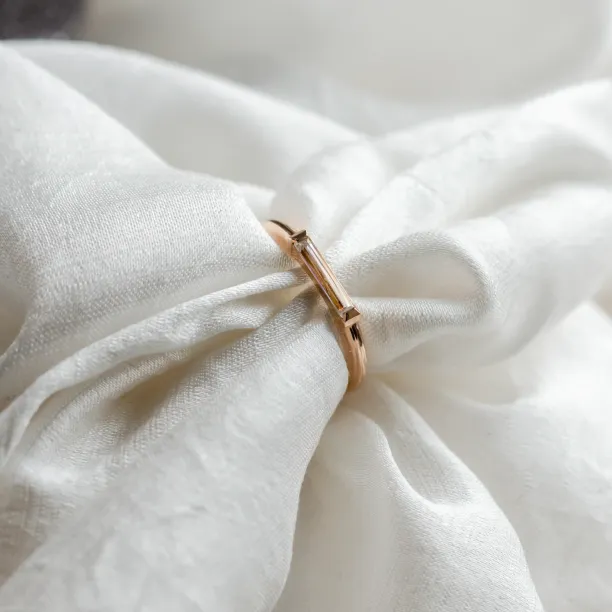 Boční detail zlatého prstenu LIA s baguette moissanitem