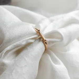 Boční detail zlatého prstenu LIA s baguette moissanitem