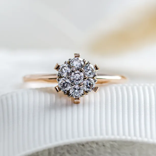 AUDREY gold ring with pavé moissanites in a close-up view