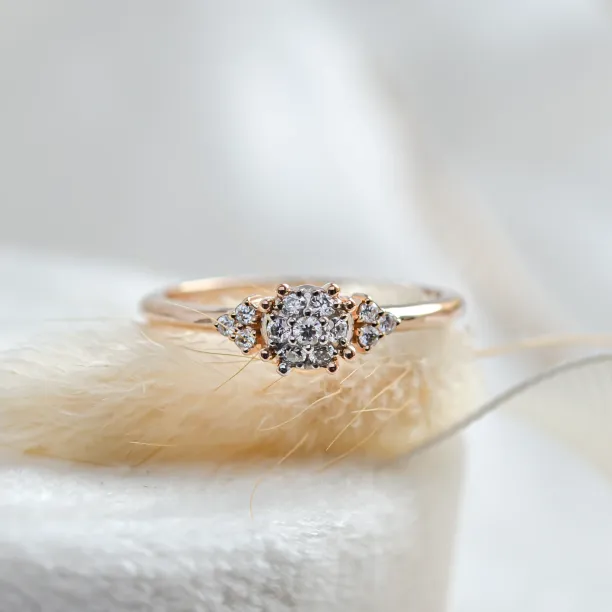 Close-up of the BOOGIE gold engagement ring and its pavé moissanite cluster