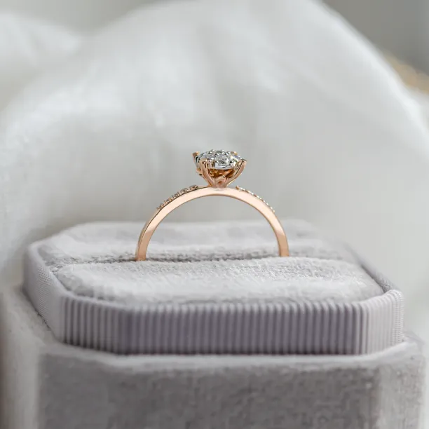 Side profile of the pavé gold ring with moissanites