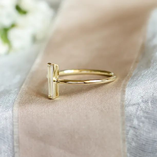 Side detail of the PERCY ring with a baguette moissanite