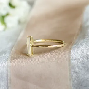 Side detail of the PERCY ring with a baguette moissanite