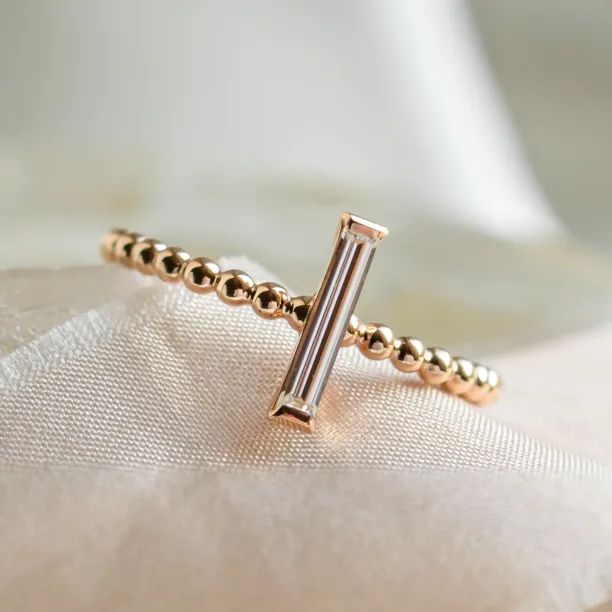 Detail kuličkového prstenu ECLA s baguette moissanitem
