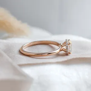 Detailní pohled na zlatý zásnubní prsten TANIA a zasazení moissanitů