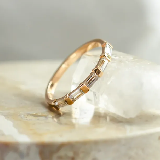 Angled close-up of the VANNES moissanite ring