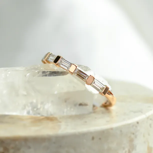 Angled close-up of the VANNES ring with moissanite stones