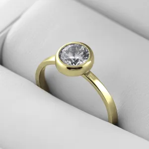 Zásnubní prsten ORELIA s moissanitem ve žlutém 14K zlatě, detailní šikmý pohled