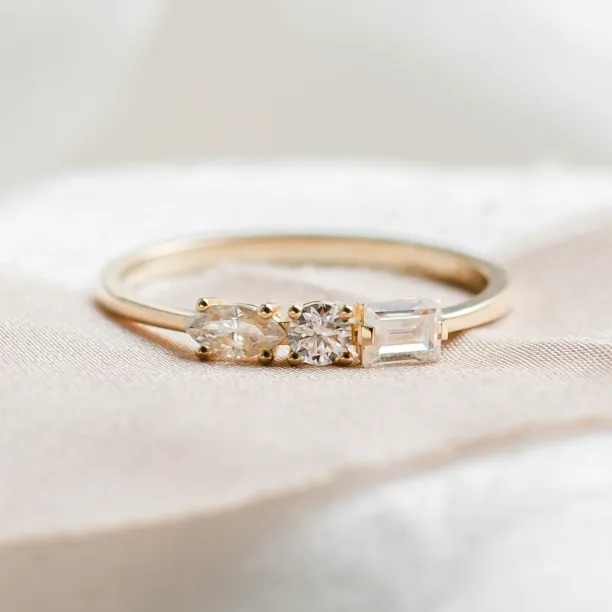 Gold ring with three lab-grown diamonds AVELA