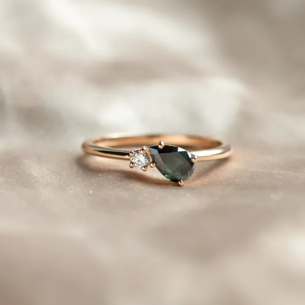 Šikmý pohled na zlatý prsten DUALITY se zeleným diamantem pear a bílým diamantem