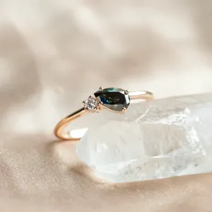 Detailní šikmý pohled na prsten DUALITY se zeleným a bílým diamantem