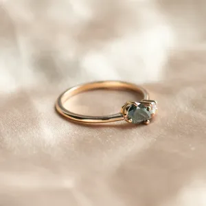 Detailní šikmý pohled na prsten Toi et Moi DUALITY se zeleným lab grown diamantem a bílým diamantem.