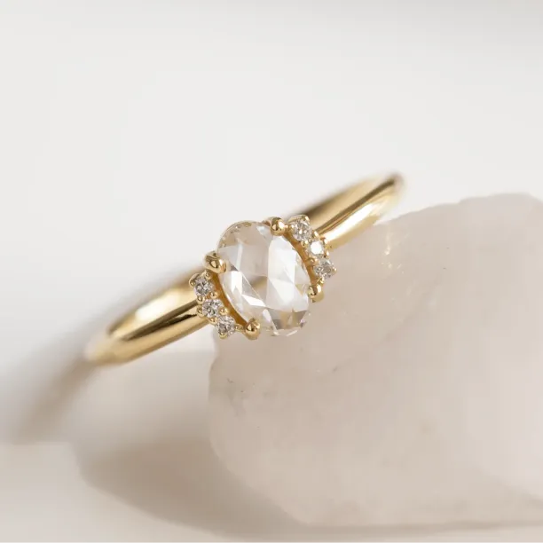Detailní šikmý pohled na prsten LIRA s oválným lab grown diamantem a diamanty po stranách