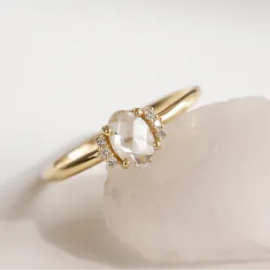Detailní šikmý pohled na prsten LIRA s oválným lab grown diamantem a diamanty po stranách