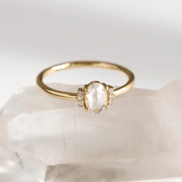 Prsten LIRA ze žlutého zlata s oválným lab grown diamantem a diamanty po stranách