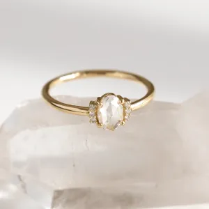 Prsten LIRA ze žlutého zlata s oválným lab grown diamantem a diamanty po stranách