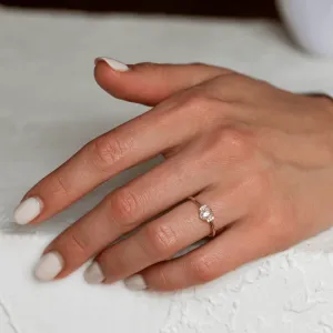 Šikmý pohled na prsten LIRA s lab grown diamanty nošený na ruce