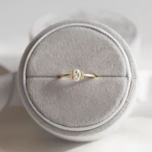 Celkový pohled na prsten LIRA s oválným lab grown diamantem a menšími diamanty po stranách