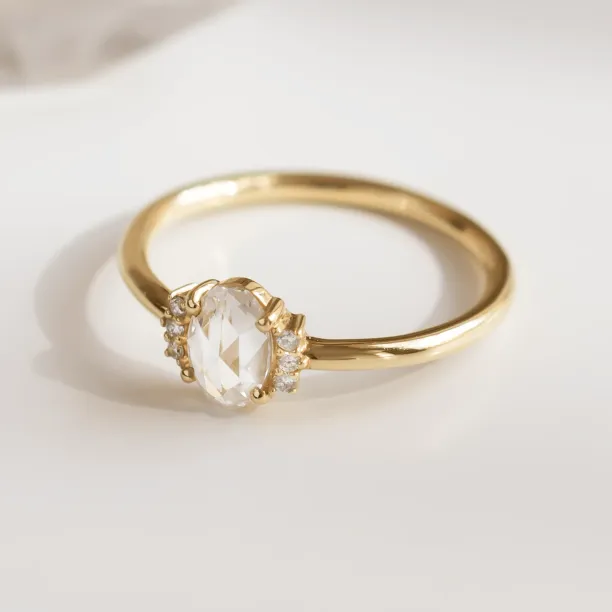 Šikmý detail prstenu LIRA s oválným lab grown diamantem a diamanty po stranách
