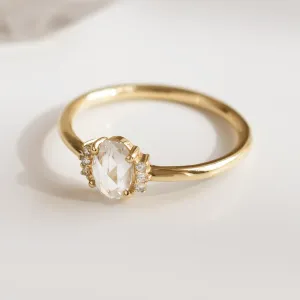 Šikmý detail prstenu LIRA s oválným lab grown diamantem a diamanty po stranách