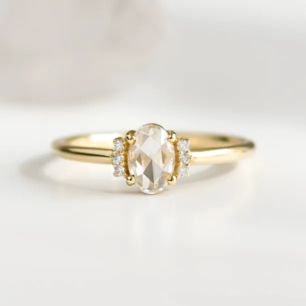 Zlatý prsten LIRA ve vintage stylu s oválným lab grown diamantem a menšími diamanty po stranách