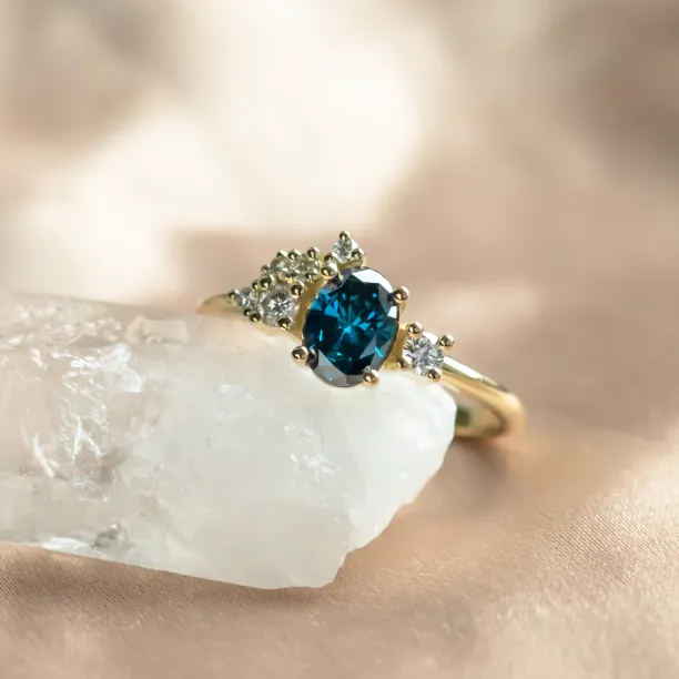 Close-up of the VAIANA gold ring with a blue and white lab-grown diamond cluster