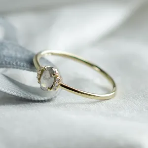 Šikmý pohled na zásnubní prsten KYLA s osazením salt and pepper diamantu