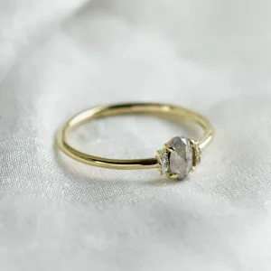 Šikmý pohled na zásnubní prsten KYLA ze zlata s oválným salt and pepper diamantem
