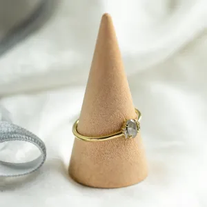 Detailní pohled na vintage zásnubní prsten KYLA s oválným salt and pepper diamantem a klasickými diamanty