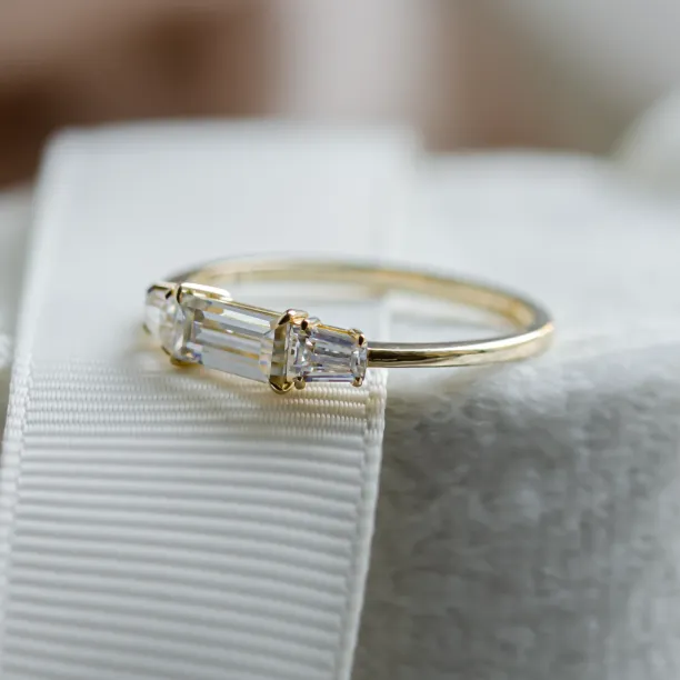 Boční pohled na zlatý prsten VISION s laboratorními diamanty v art deco stylu