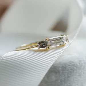 Detailní šikmý pohled na geometricky tvarované laboratorní diamanty prstenu VISION
