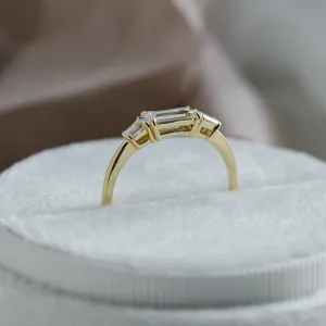 Pohled na spodní stranu zlatého prstenu VISION v art deco stylu s laboratorními diamanty