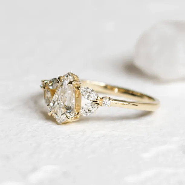 Side detail of the vintage-style lab grown diamond ring NILIA