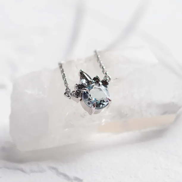 Detailní šikmý pohled na náhrdelník BELLAS s akvamarínem a salt and pepper diamanty