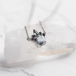 Detailní šikmý pohled na náhrdelník BELLAS s akvamarínem a salt and pepper diamanty