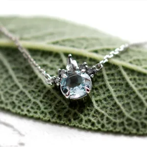 Detail přívěsku s akvamarínem a salt and pepper diamanty na náhrdelníku BELLAS