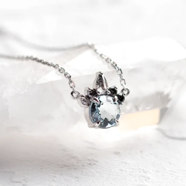 Šikmý pohled na náhrdelník BELLAS s akvamarínem a salt and pepper diamanty