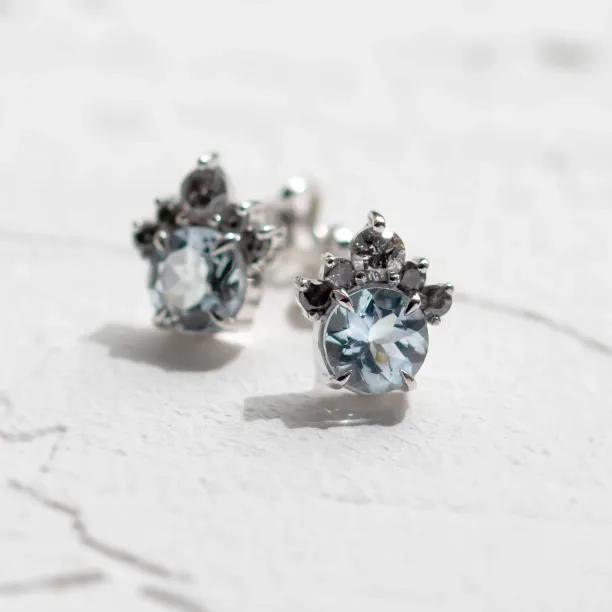 Šikmý pohled na zlaté náušnice BELLA s akvamaríny a salt and pepper diamanty