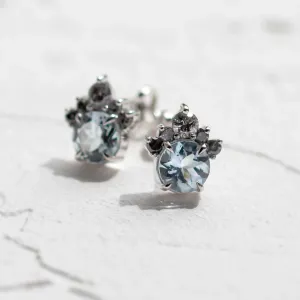 Šikmý pohled na zlaté náušnice BELLA s akvamaríny a salt and pepper diamanty