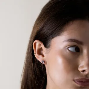 Detail zlaté náušnice BELLA s akvamarínem a salt and pepper diamanty na uchu