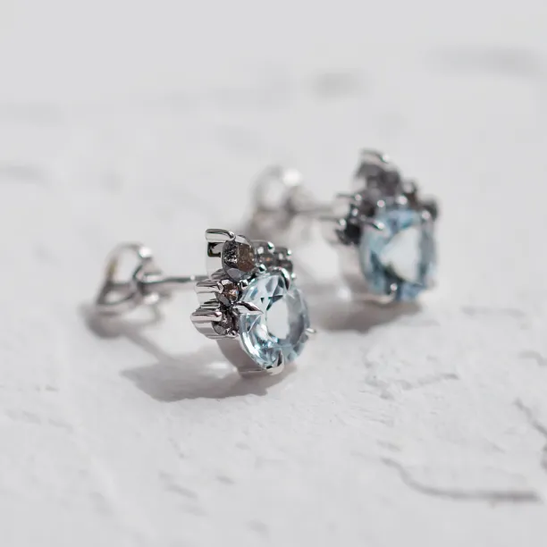 Boční detail zlatých náušnic BELLA s akvamaríny a salt and pepper diamanty