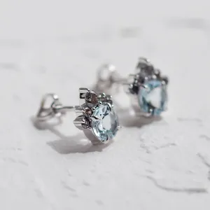 Boční detail zlatých náušnic BELLA s akvamaríny a salt and pepper diamanty