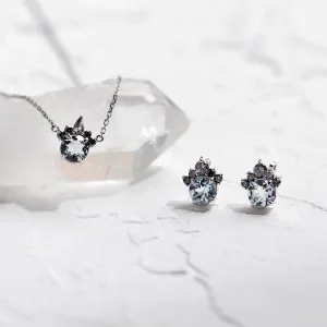 Zlaté náušnice BELLA s akvamaríny a salt and pepper diamanty vedle náhrdelníku ze stejné kolekce