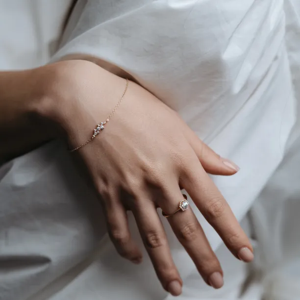 Detailní záběr náramku CLARENCE s diamanty položeného přes ruku