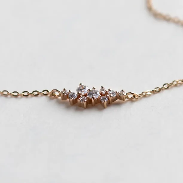 Detailní záběr clusteru devíti diamantů na náramku CLARENCE