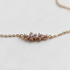 Detailní záběr clusteru devíti diamantů na náramku CLARENCE