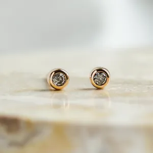 Zlaté napichovací náušnice ALLA se salt and pepper diamanty zobrazené společně