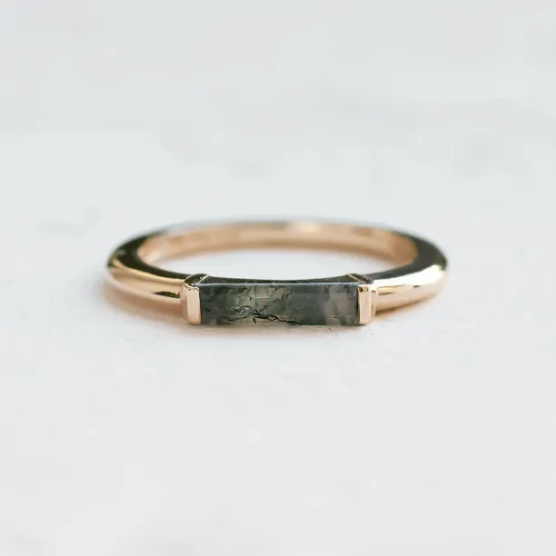CATHIE gold ring with a baguette-cut moss agate