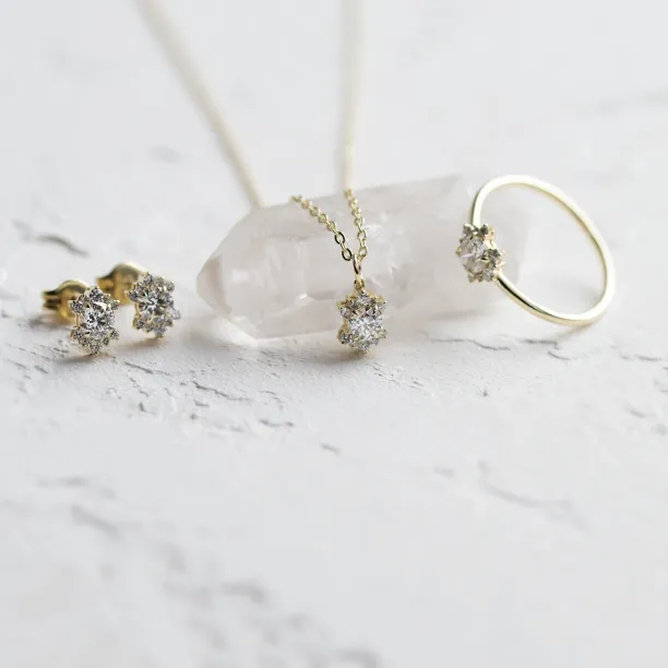 AMORIS lab-grown diamond jewellery set in an angled view