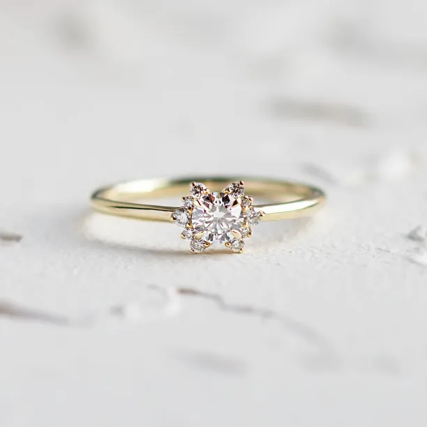Close-up of the AMORIS gold ring with a lab-grown diamond